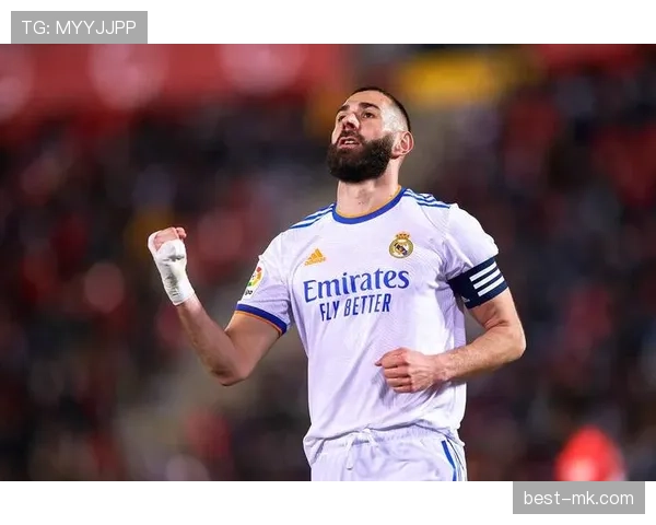 本泽马巅峰期为何来得晚：中锋的自我革命解析