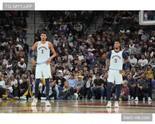 斯蒂芬·卡斯尔利用无球跑动提升三分效率明显优于队友鲍尔