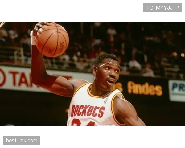 哈基姆·奥拉朱旺背身单打主导进攻效率显著高于同代内线