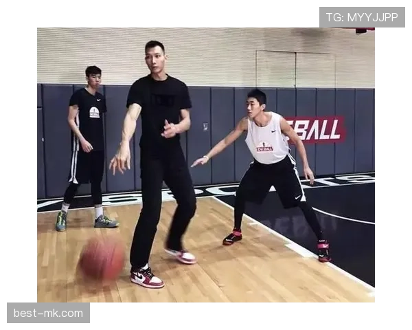 易建联家的早餐桌到底摆了几套名牌，光吃饭都像开秀场？